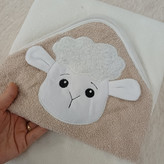 حوله دورپیچ نوزادی 2 تیکه طرح ببعی. مارک lovi baby.کیفیت دوخت عالی.نرم و لطیف و بدون حساسیت.قیمت اقتصادی