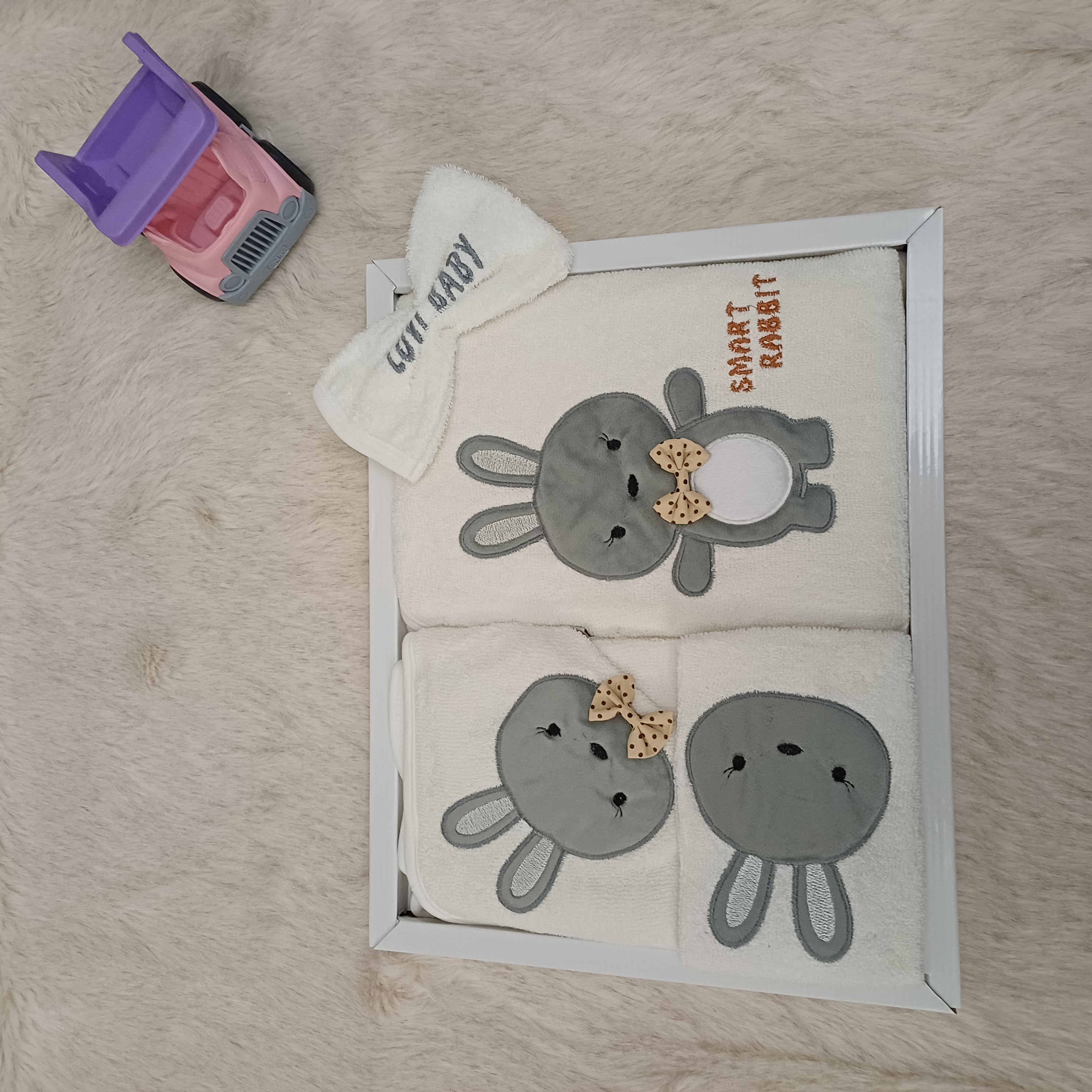 ست سیسمونی نوزادی دخترانه و پسرانه  4 تیکه طرح خرگوش رنگ طوسی با جعبه مارک lovi baby.اورجینال.کیفیت دوخت عالی.بدون ایجاد حساسیت و نرم و لطیف