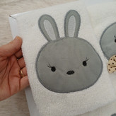 ست سیسمونی نوزادی دخترانه و پسرانه 4 تیکه طرح خرگوش رنگ طوسی با جعبه مارک lovi baby.اورجینال.کیفیت دوخت عالی.بدون ایجاد حساسیت و نرم و لطیف